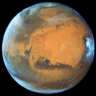 Fotografie Marsu pořízená Hubbleovým dalekohledem i s popiskami