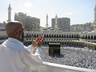 Poutník při modlitbě v Mekce.