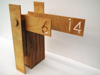 Dřevěný kalendář jako návěstí