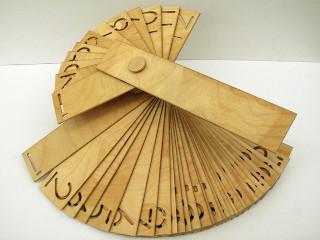 Dřevěný kalendář jako návěstí