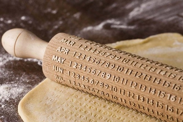 Kalendář na kuchyňském válečku